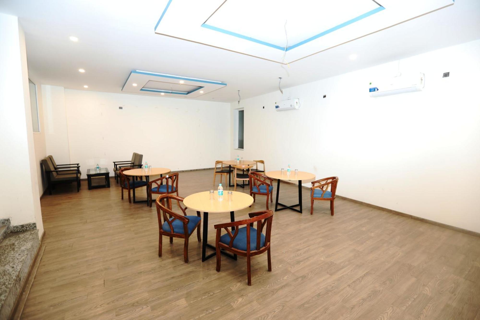 Hotel Noida Grand Sec 58 Екстериор снимка