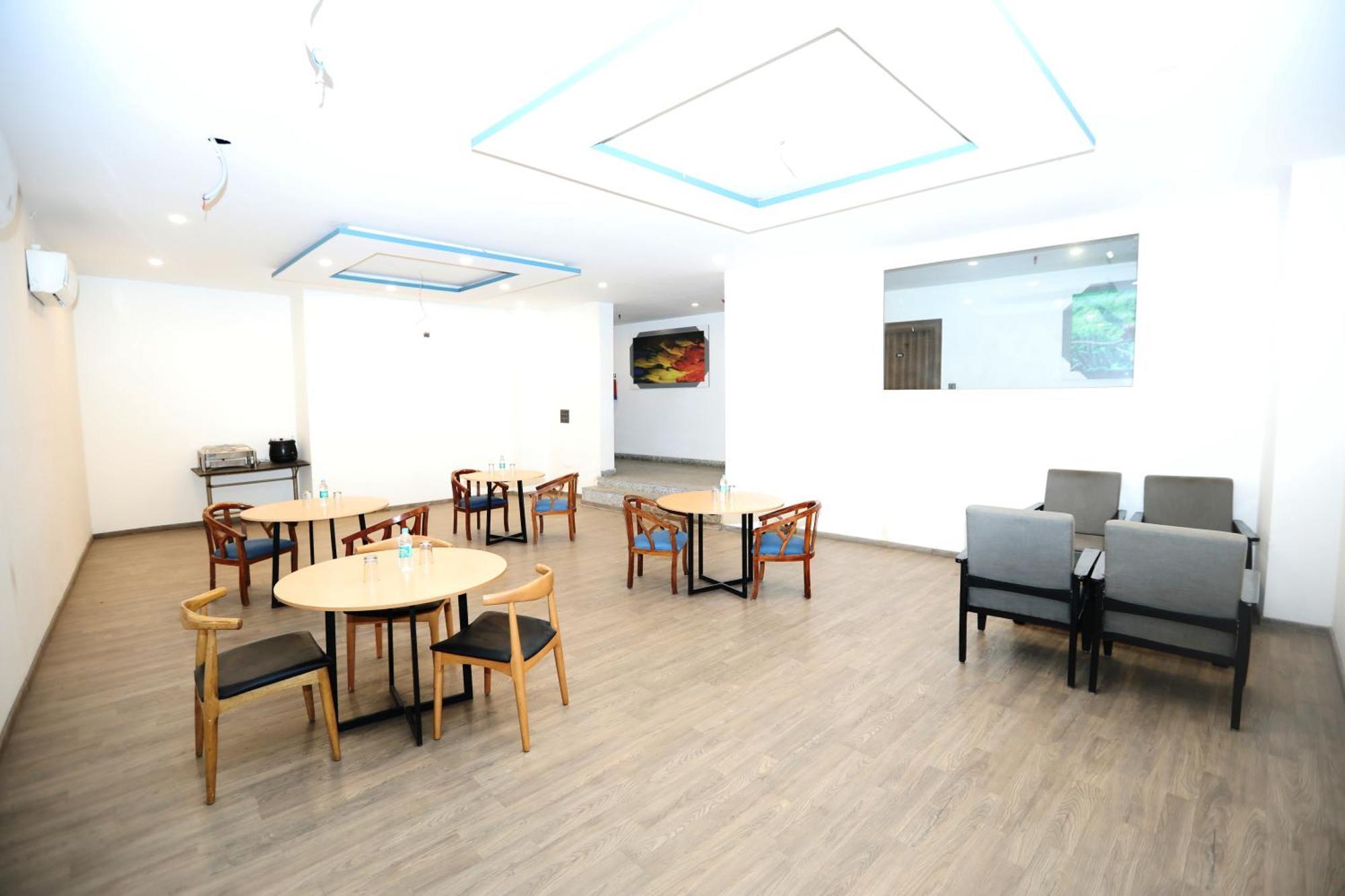 Hotel Noida Grand Sec 58 Екстериор снимка