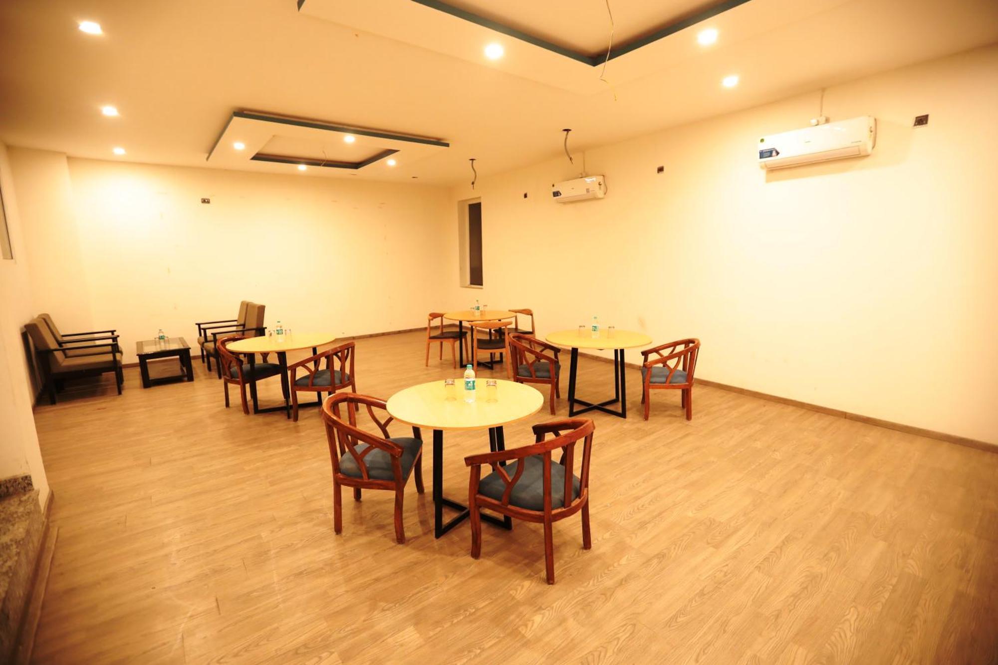 Hotel Noida Grand Sec 58 Екстериор снимка