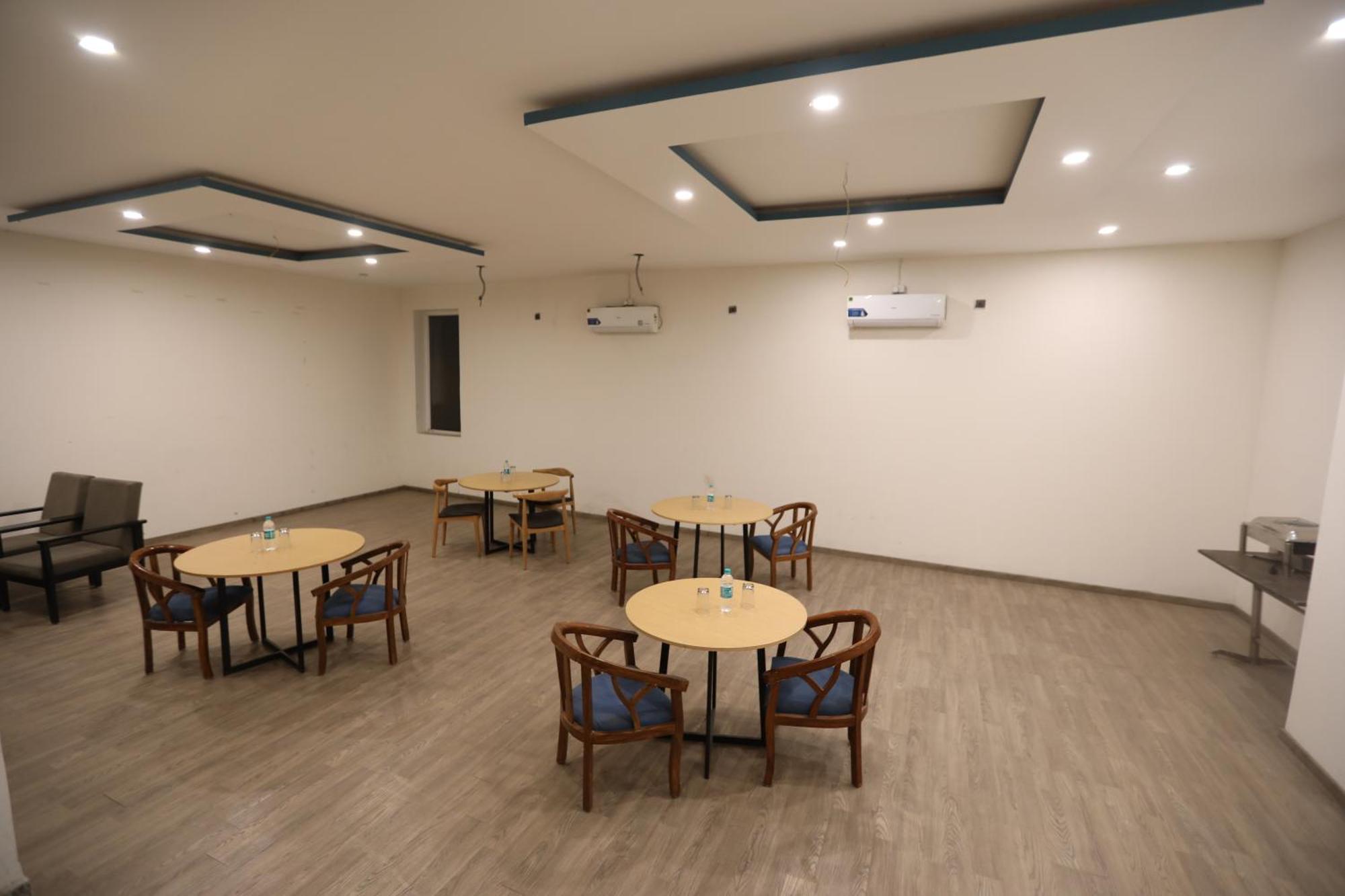 Hotel Noida Grand Sec 58 Екстериор снимка