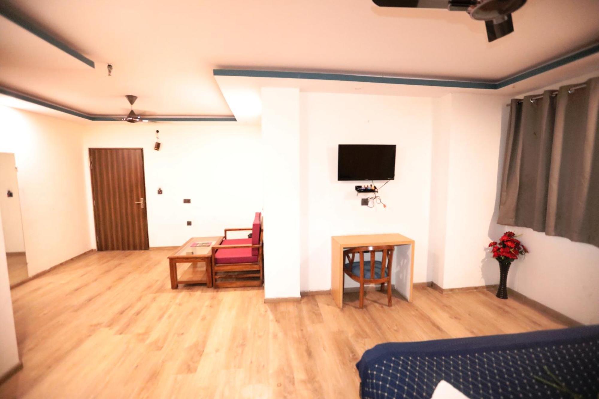 Hotel Noida Grand Sec 58 Екстериор снимка