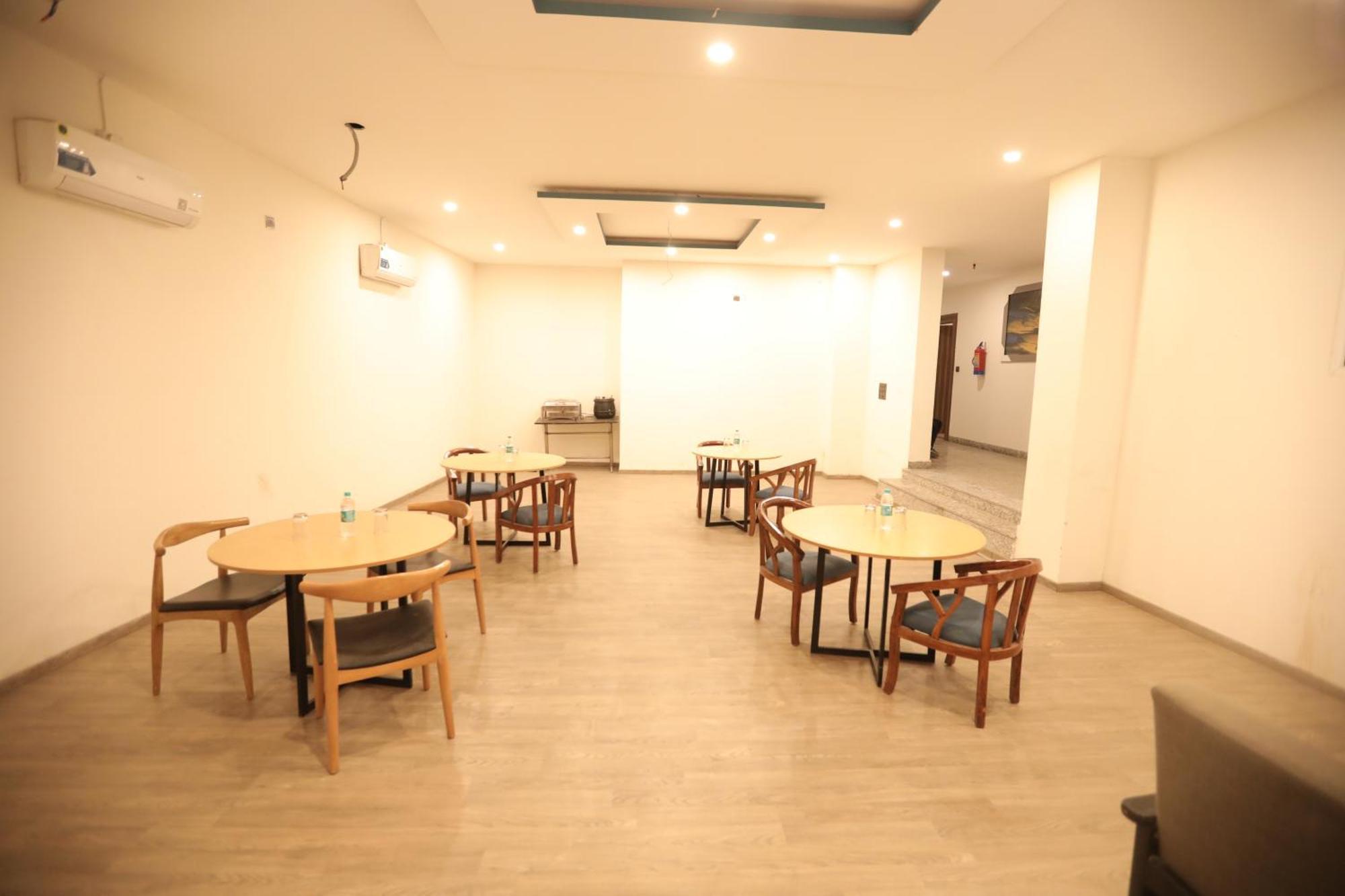 Hotel Noida Grand Sec 58 Екстериор снимка