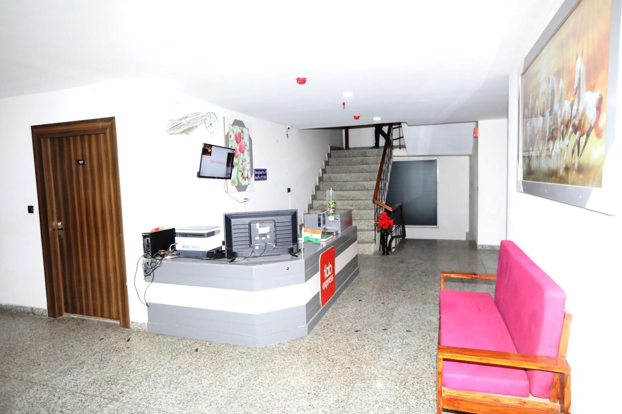 Hotel Noida Grand Sec 58 Екстериор снимка