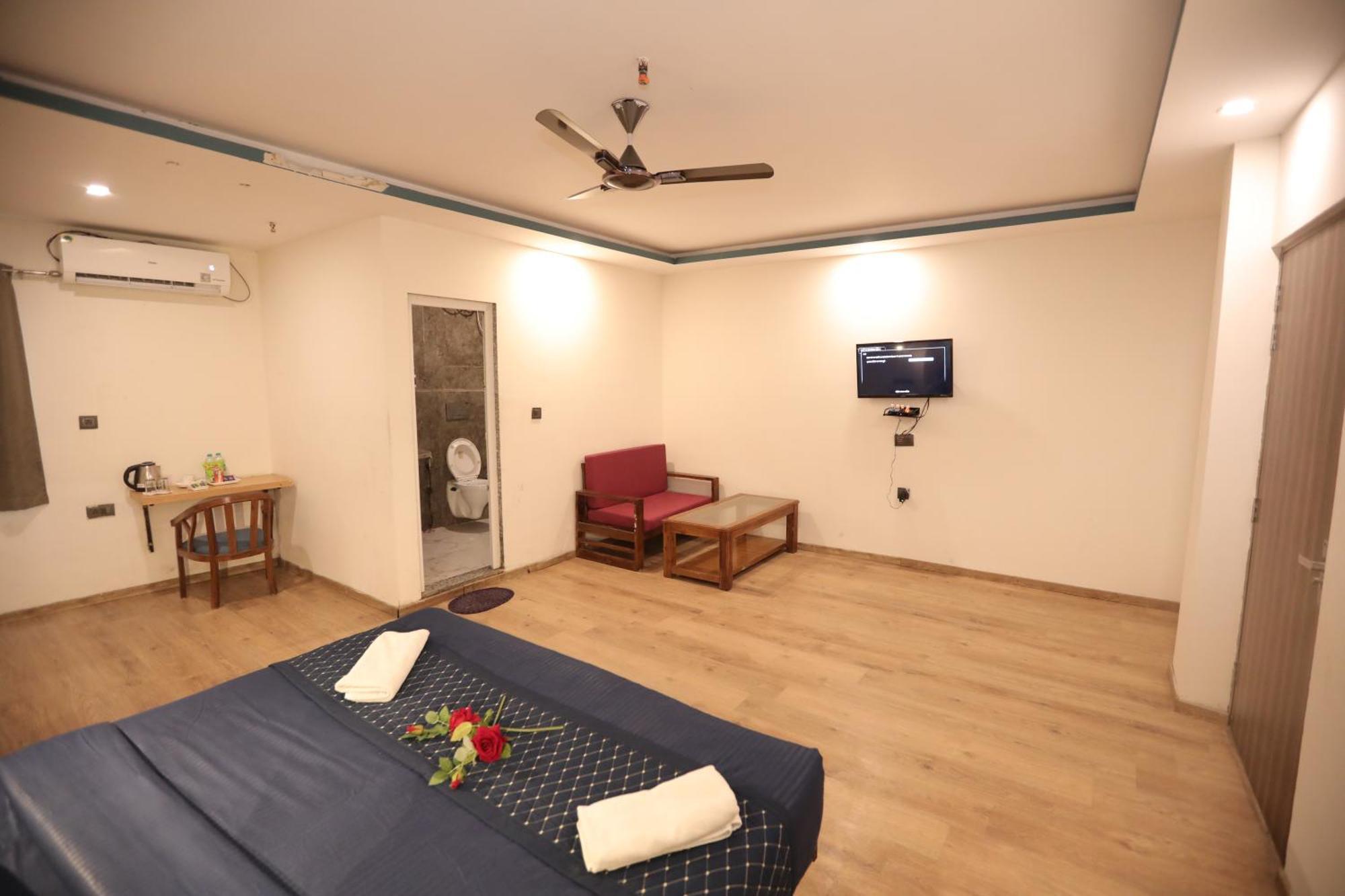 Hotel Noida Grand Sec 58 Екстериор снимка