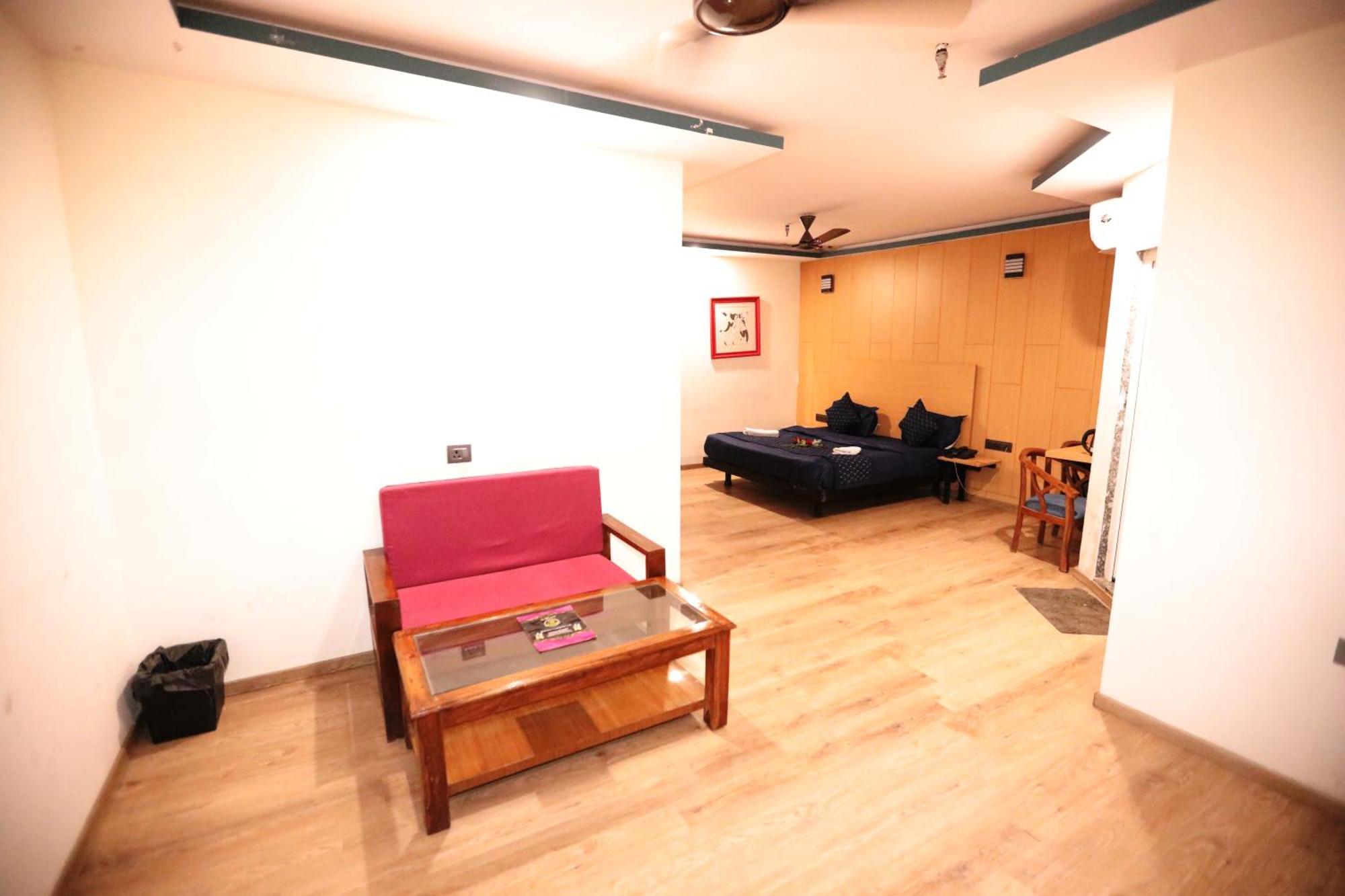 Hotel Noida Grand Sec 58 Екстериор снимка