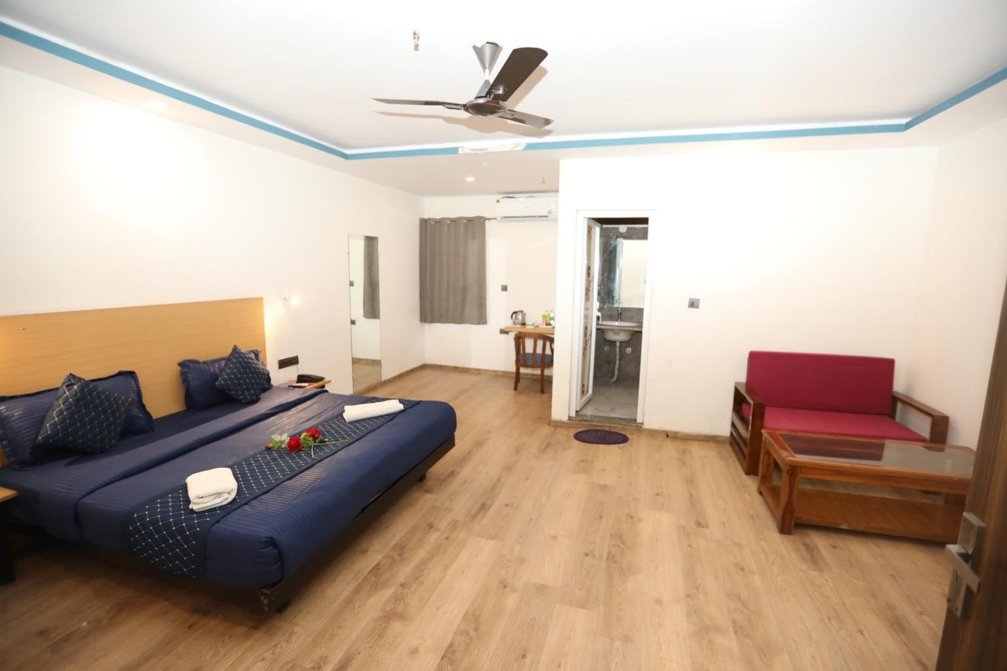 Hotel Noida Grand Sec 58 Екстериор снимка