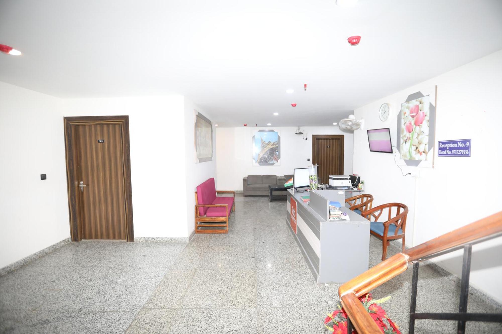 Hotel Noida Grand Sec 58 Екстериор снимка