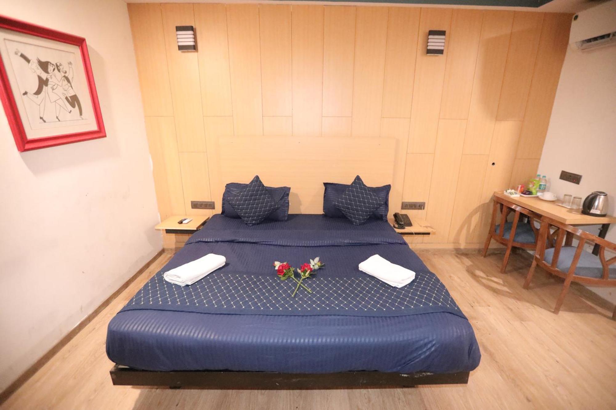 Hotel Noida Grand Sec 58 Екстериор снимка